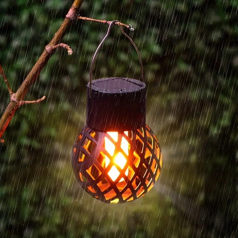 zavesna-solarna-led-lampa-s-plamenom-na-dazdi